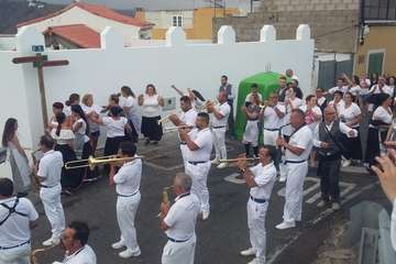 Una diana floreada prepara a Lomo Magullo para la Traída del Agua (Foto Francisco Javier Santana y José Florido)
